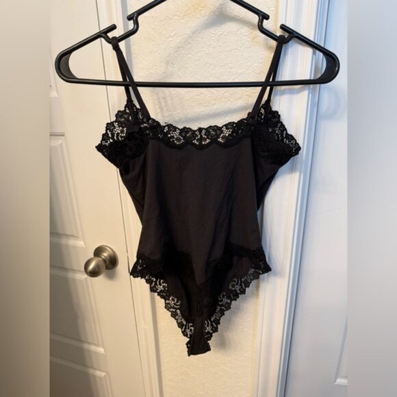 SKIMS Fits Everybody Lace Cami Bodysuit - Picture 3 of 5